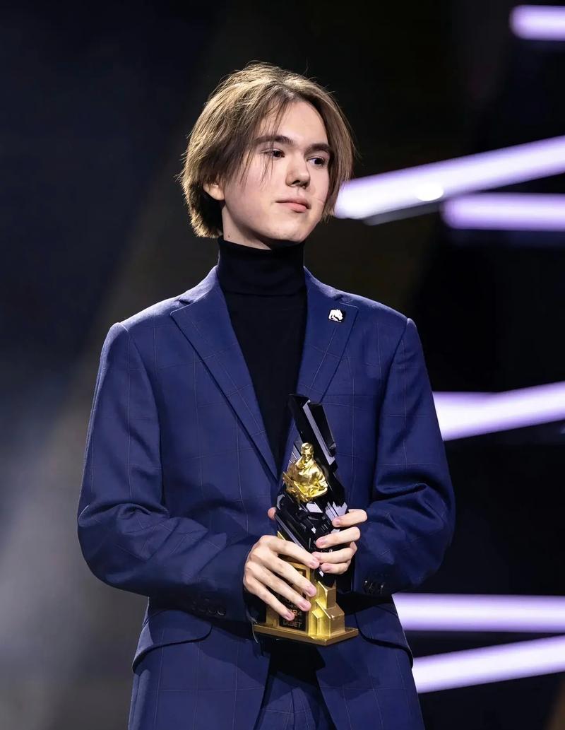 今日16：45 LPL季后赛 LNG vs TES LNG：硬熊瞪场!!! TES：前进