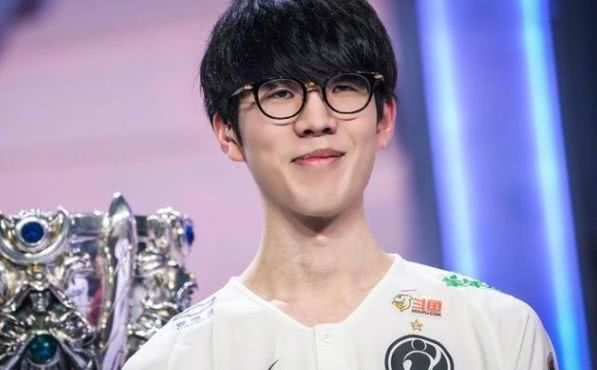 LPL携手全国13城影院举办观赛活动，8月30日16：00不见不散